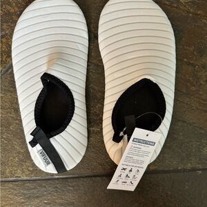 Vibram Women's Slippers - White and Black